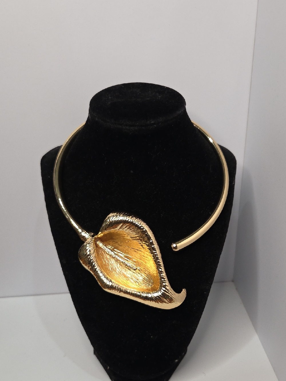 💛▪️Camila Coelho▪️ Gold Tone Calla Lily Statement Choker Floral Necklace - Picture 12 of 13